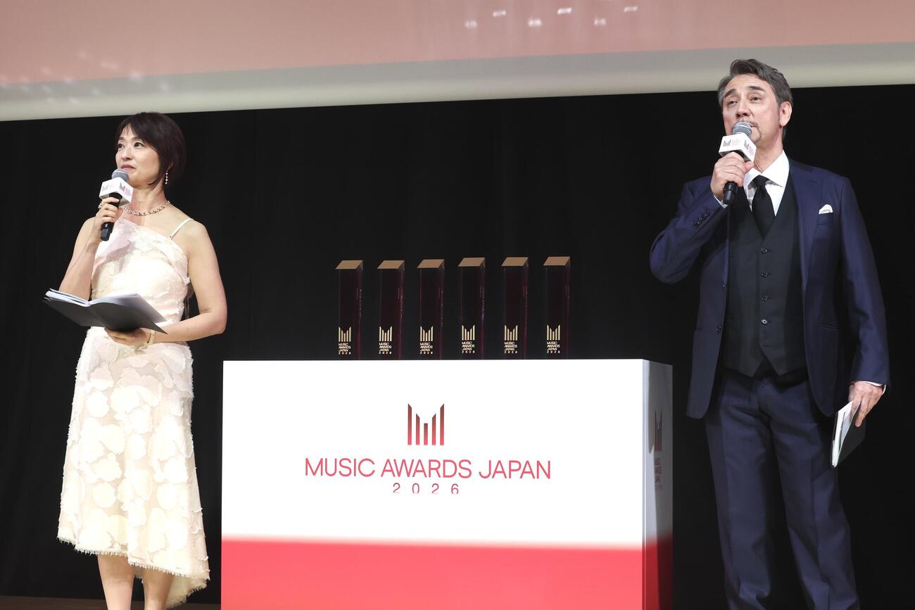 「MUSIC AWARDS JAPAN 2026」ノミネート作品発表会に登壇した住吉美紀（左）とクリス・ペプラー（撮影・宮地輝）