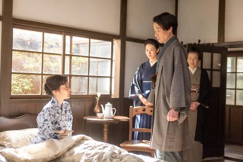 【８日の風、薫る】高熱で倒れ声が出ない多江　りんや直美たちが部屋に押しかけるが…