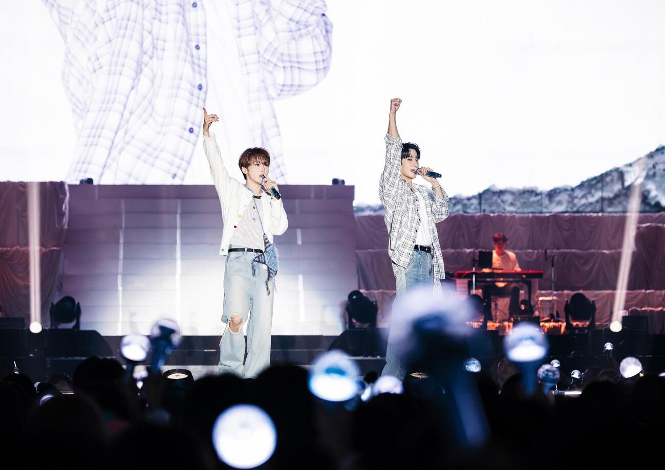 「DxS[SERENADE]ON STAGE－JAPAN」で歌うSEUNGKWAN（左）とDK (P)＆(C) PLEDIS Entertainment