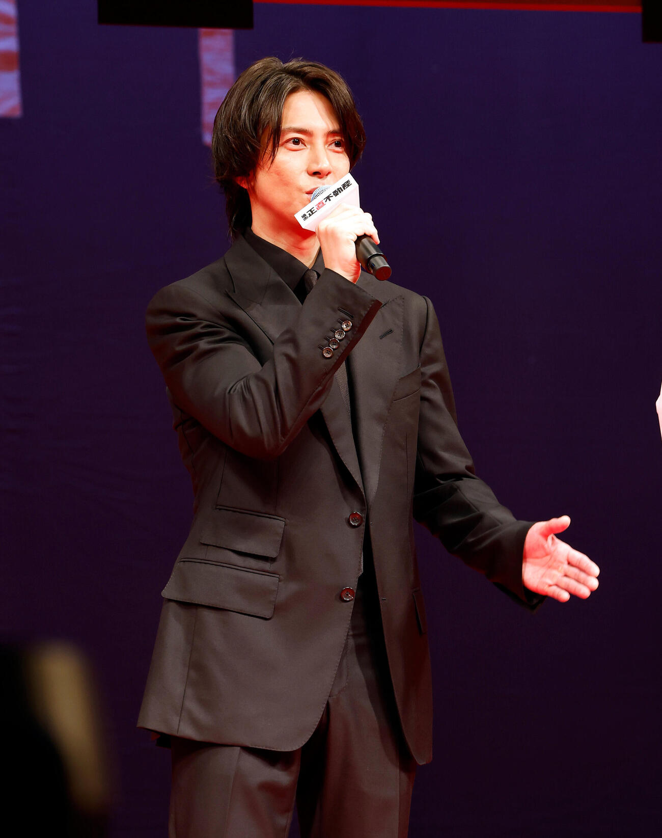 映画「正直不動産」完成披露試写会に登壇し、観客にあいさつをする山下智久（撮影・山本朝陽）