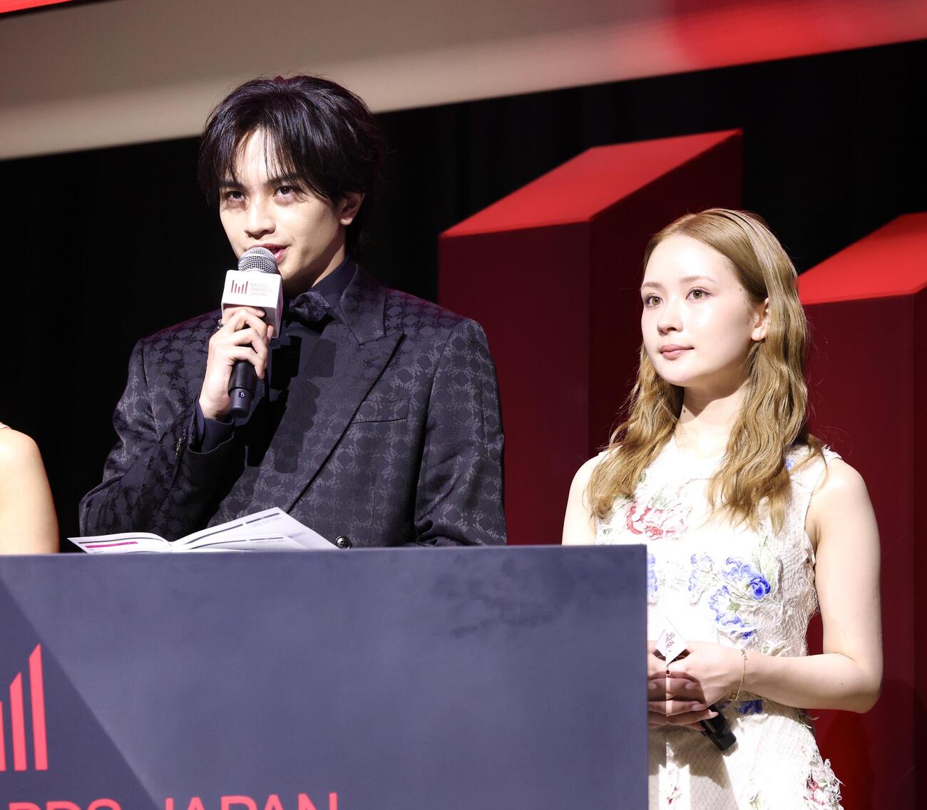 「MUSIC AWARDS JAPAN 2026」ノミネート作品発表会に登壇した中島健人（左）と畑芽育（撮影・宮地輝）