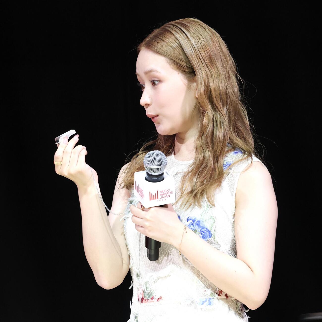「MUSIC AWARDS JAPAN 2026」ノミネート作品発表会で贈呈品を見つめる畑芽育（撮影・宮地輝）