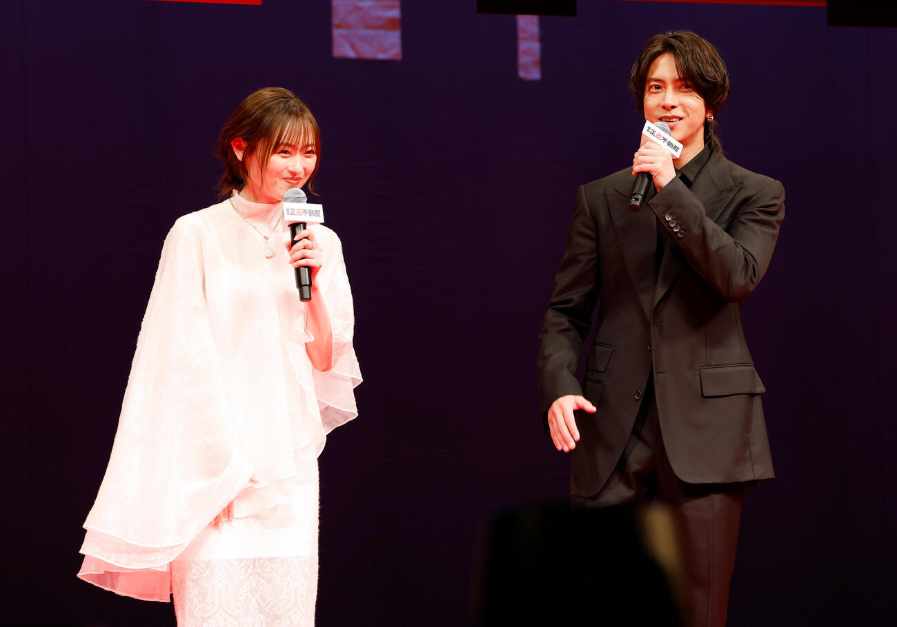 映画「正直不動産」完成披露試写会に登壇し、エピソードを話す福原遥（左）と山下智久（撮影・山本朝陽）