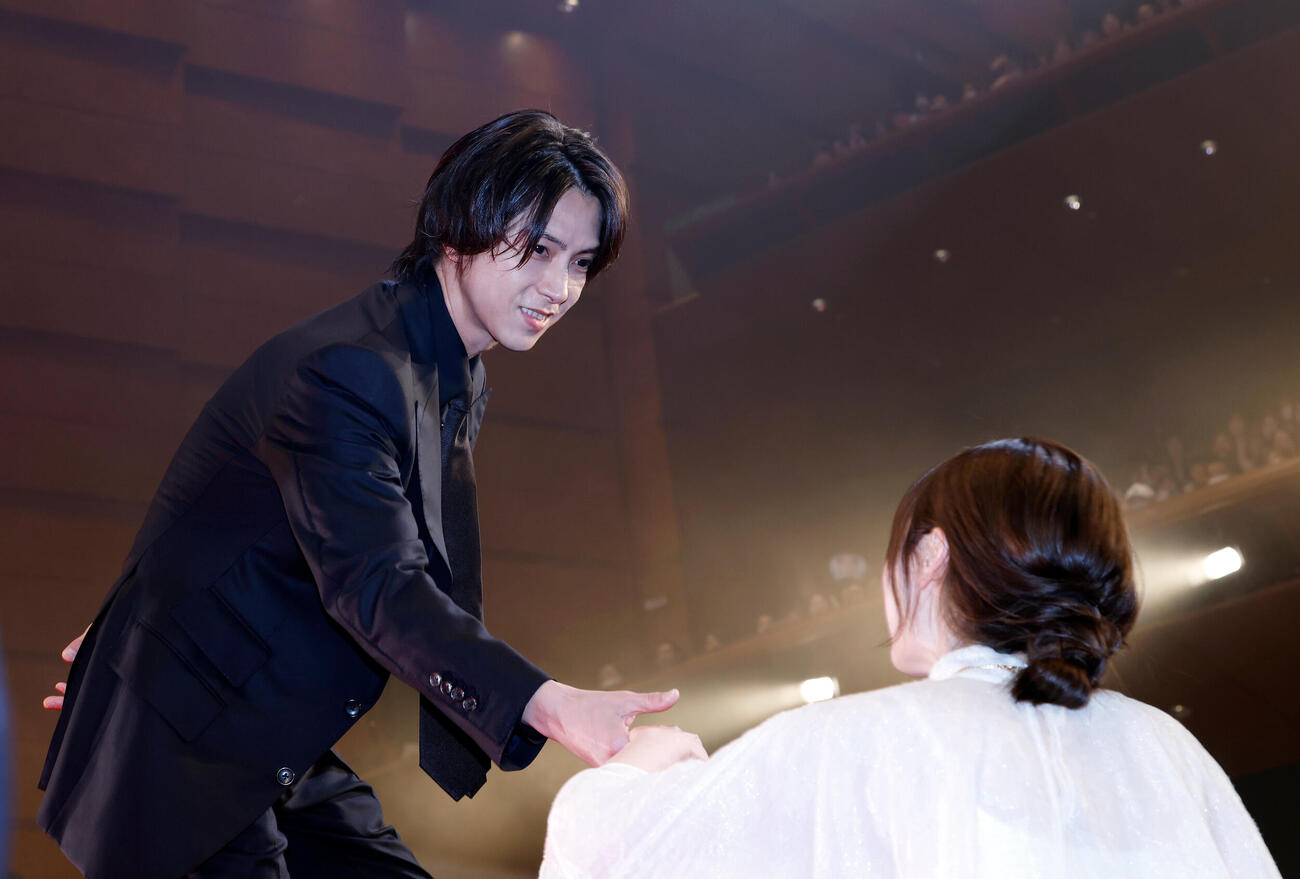 映画「正直不動産」完成披露試写会で福原遥をエスコートする山下智久（左）（撮影・山本朝陽）