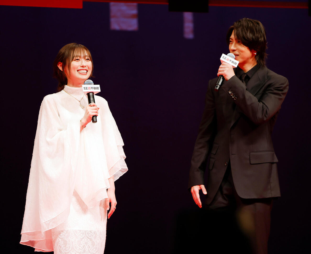映画「正直不動産」完成披露試写会に登壇し、エピソードを話し合う福原遥（左）と山下智久（撮影・山本朝陽）