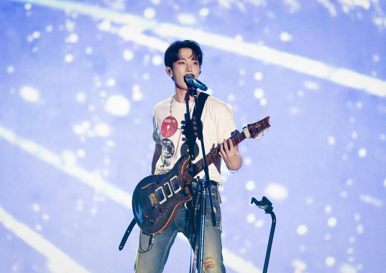 「DxS[SERENADE]ON STAGE－JAPAN」でギターを披露するDK (P)＆(C) PLEDIS Entertainment