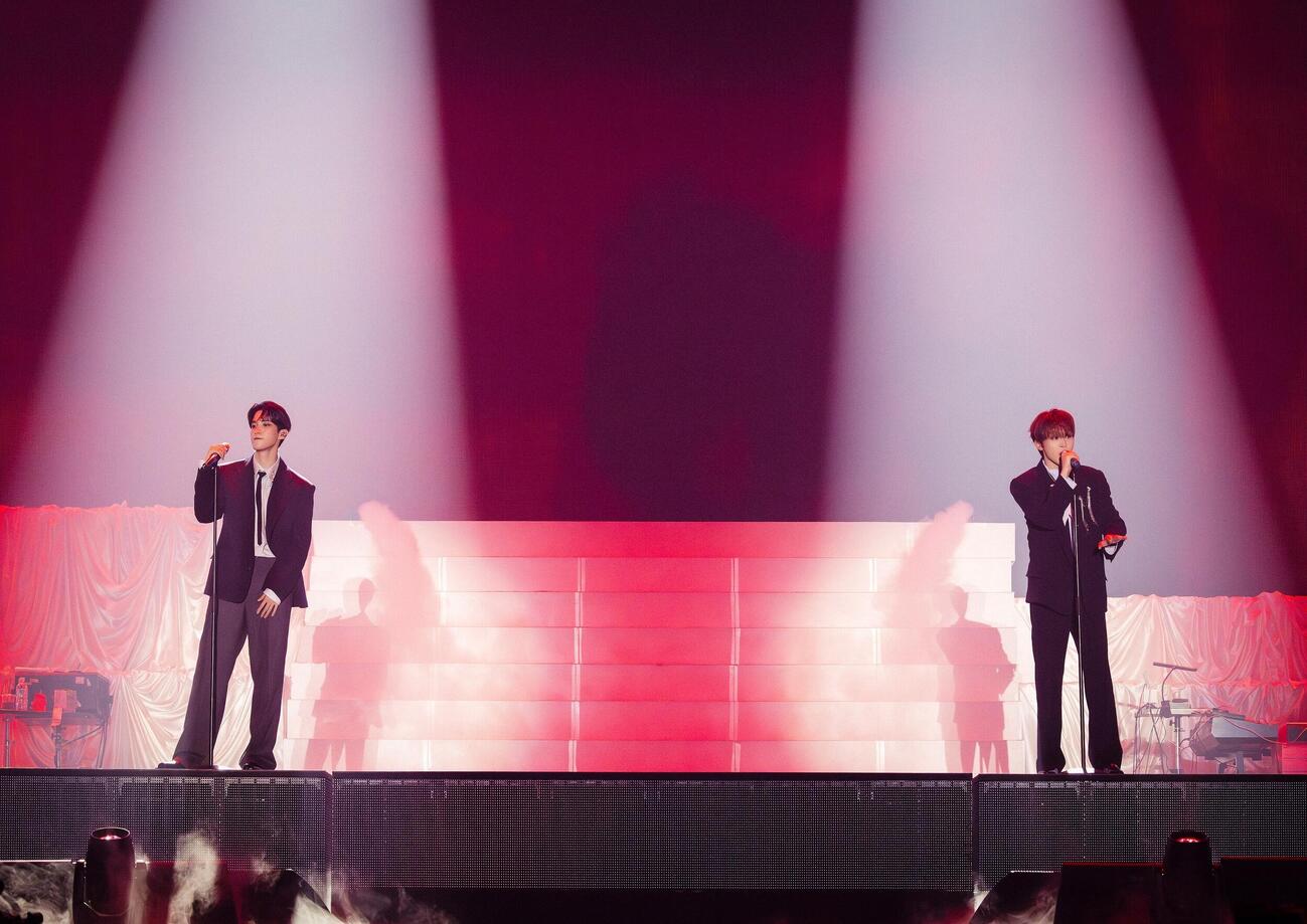 「DxS[SERENADE]ON STAGE－JAPAN」で歌うDK（左）とSEUNGKWAN (P)＆(C) PLEDIS Entertainment