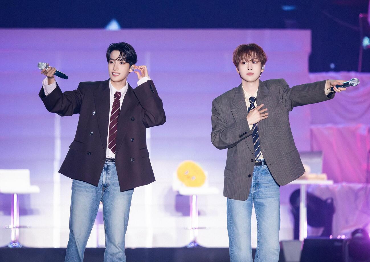 「DxS[SERENADE]ON STAGE－JAPAN」で歌うDK（左）とSEUNGKWAN (P)＆(C) PLEDIS Entertainment