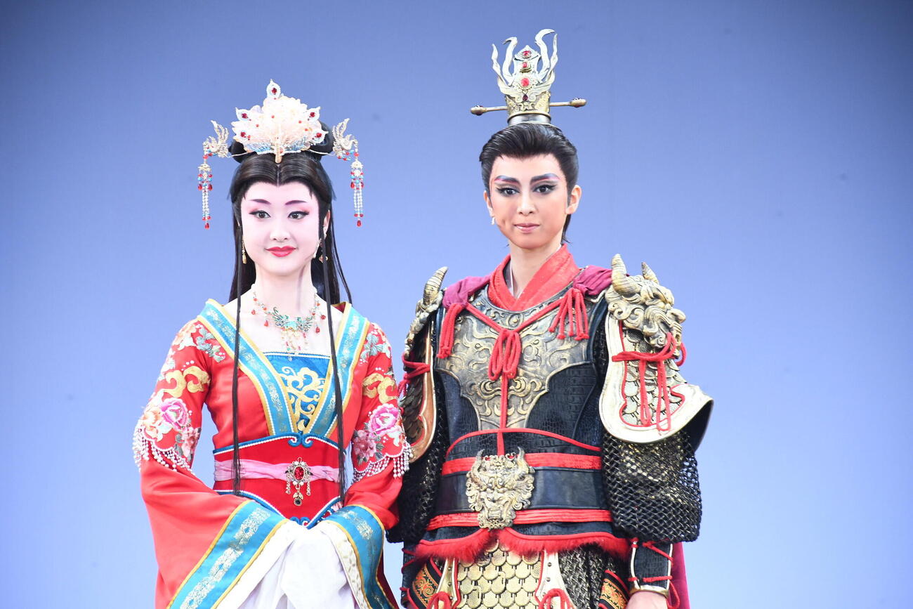 「RYOFU」新人公演で主演を務めた美颯りひと（右）と薫乃咲月（撮影・阪口孝志）