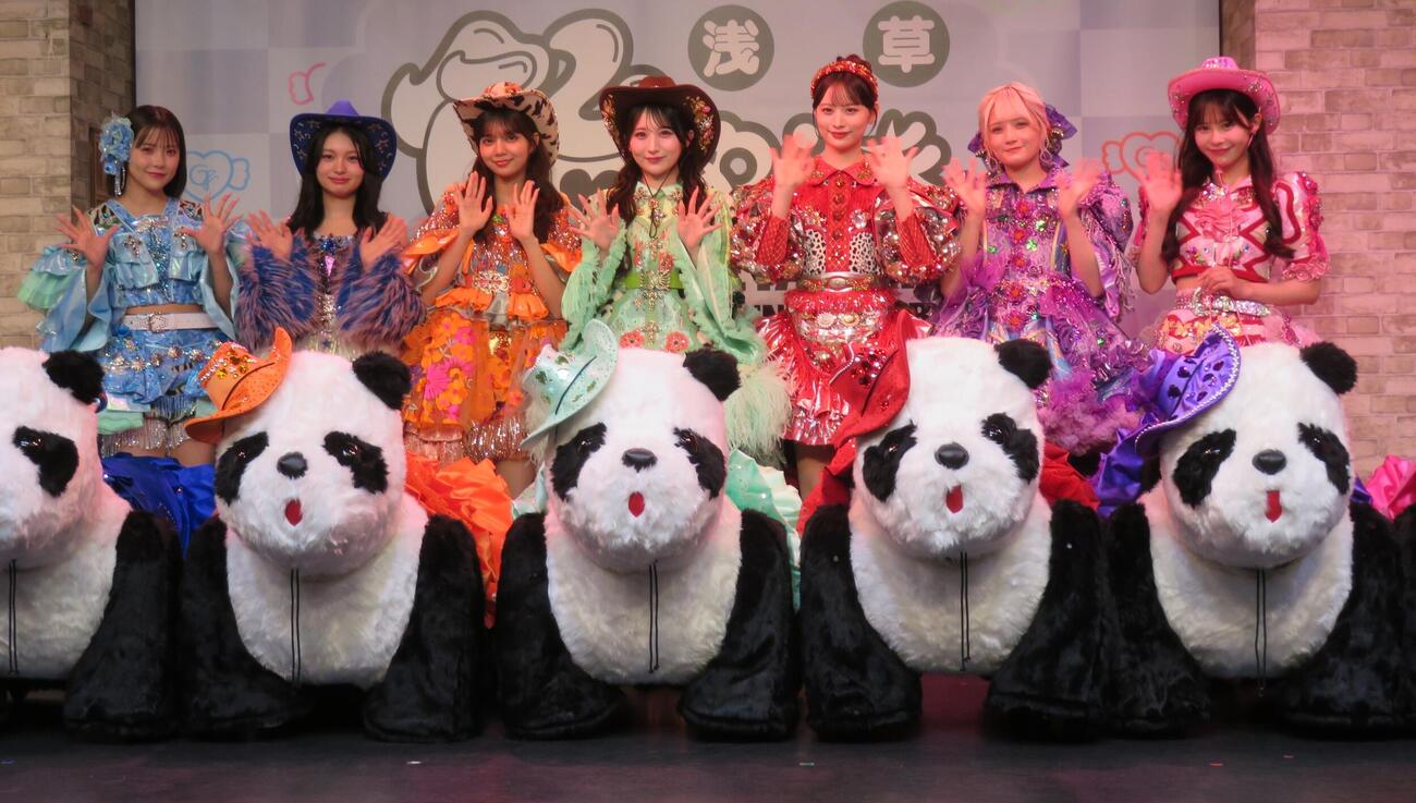 「浅草花やしき」でコラボ会見を行ったCANDY TUNE。左から福山梨乃、桐原美月、南なつ、小川奈々子、立花琴未、宮野静、村川緋杏