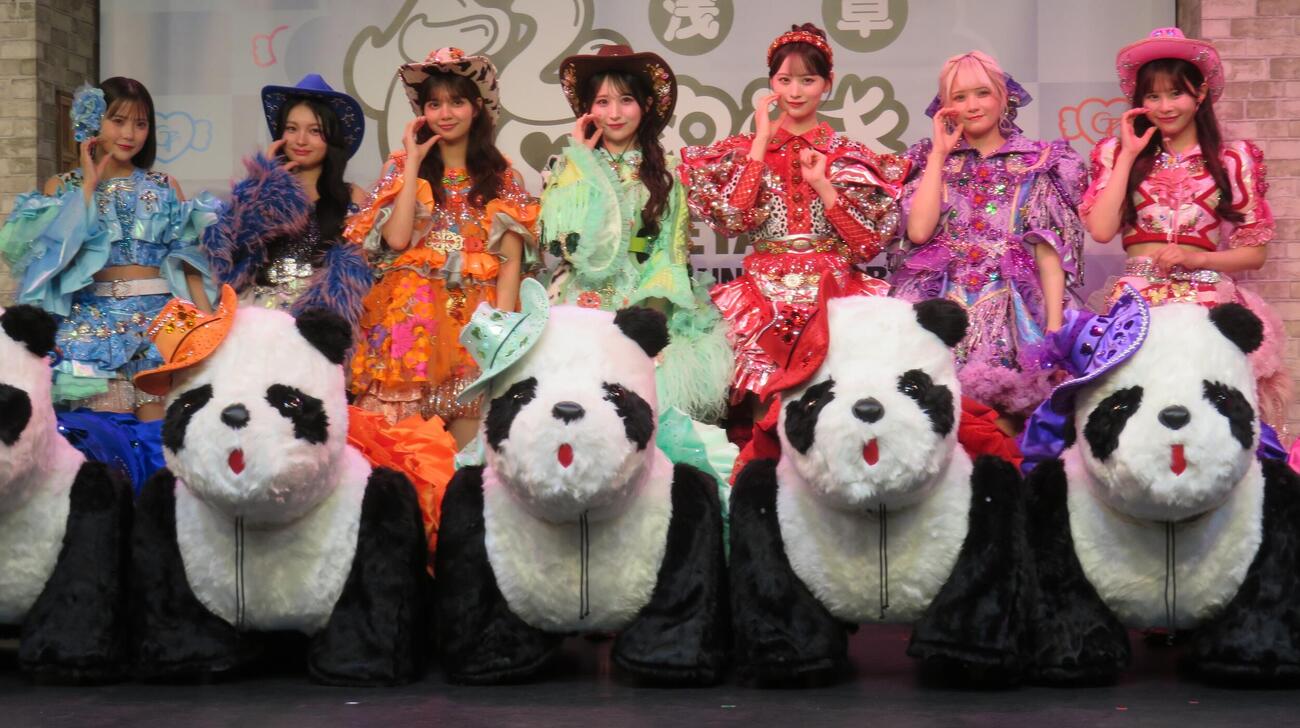 「浅草花やしき」でコラボ会見を行ったCANDY TUNE。左から福山梨乃、桐原美月、南なつ、小川奈々子、立花琴未、宮野静、村川緋杏
