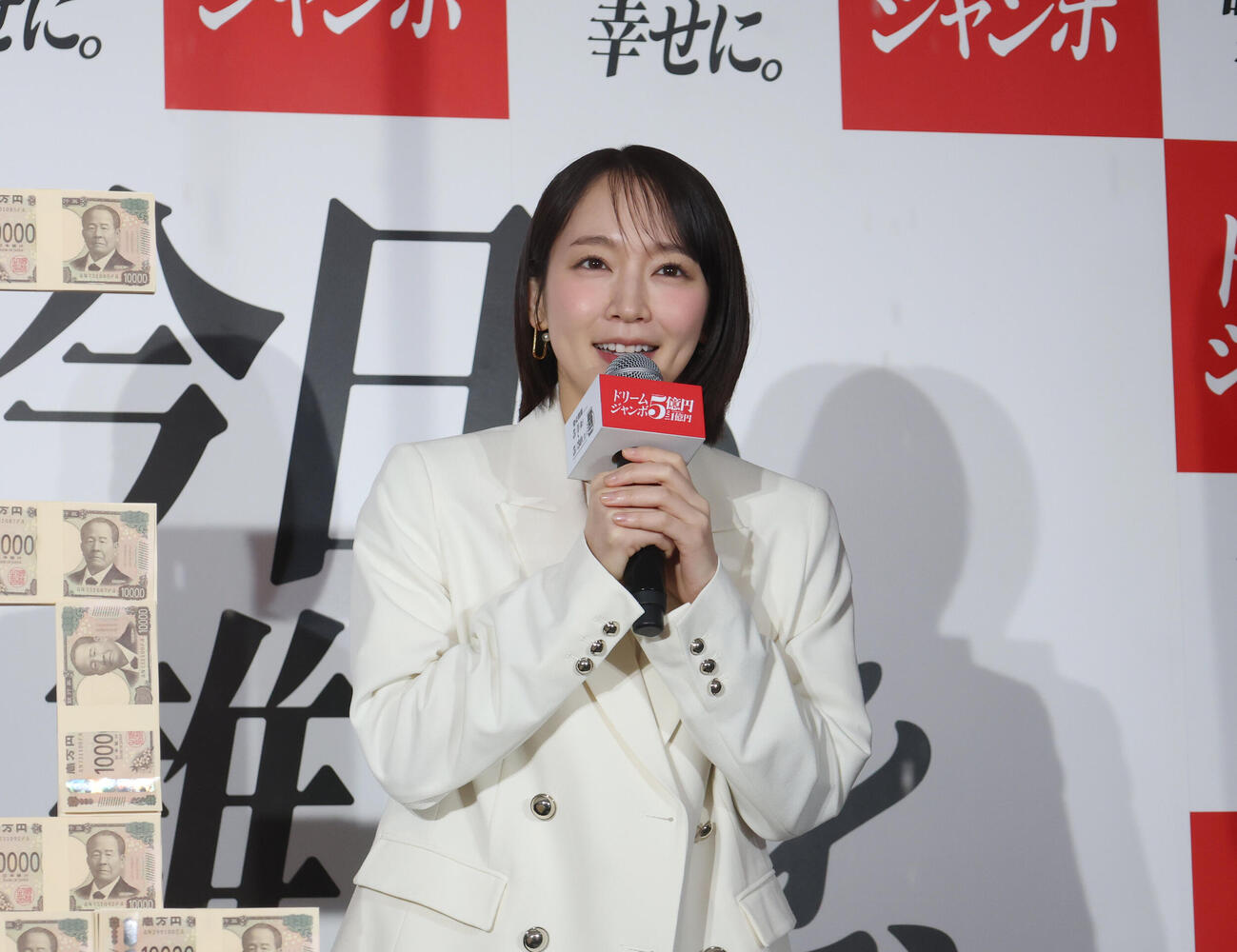 「ドリームジャンボ宝くじ」「ドリームジャンボミニ」発売記念イベントに登壇し話をする吉岡里帆（撮影・増田悦実）