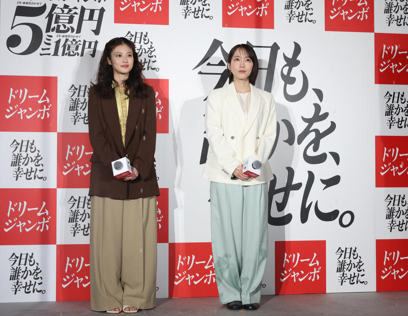 「ドリームジャンボ宝くじ」「ドリームジャンボミニ」発売記念イベントに登壇した今田美桜（左）と吉岡里帆（撮影・増田悦実）