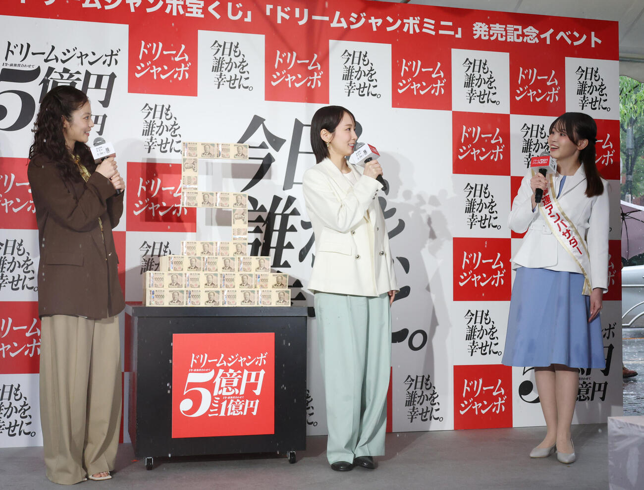 「ドリームジャンボ宝くじ」「ドリームジャンボミニ」発売記念イベントで、宝くじ手幸運アンバサダー池田彩菜さん（右）に質問され応える今田美桜（左）と吉岡里帆（撮影・増田悦実）