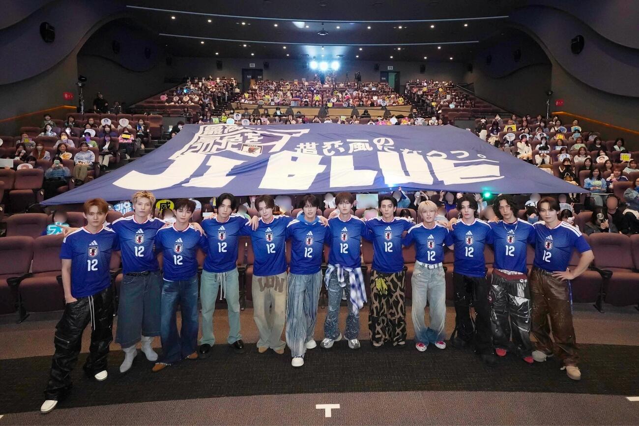 「JI BLUE SINGLE『景色』MV先行上映イベント」でビッグフラッグ、ファンと共に記念撮影するJI BLUEのメンバーたち