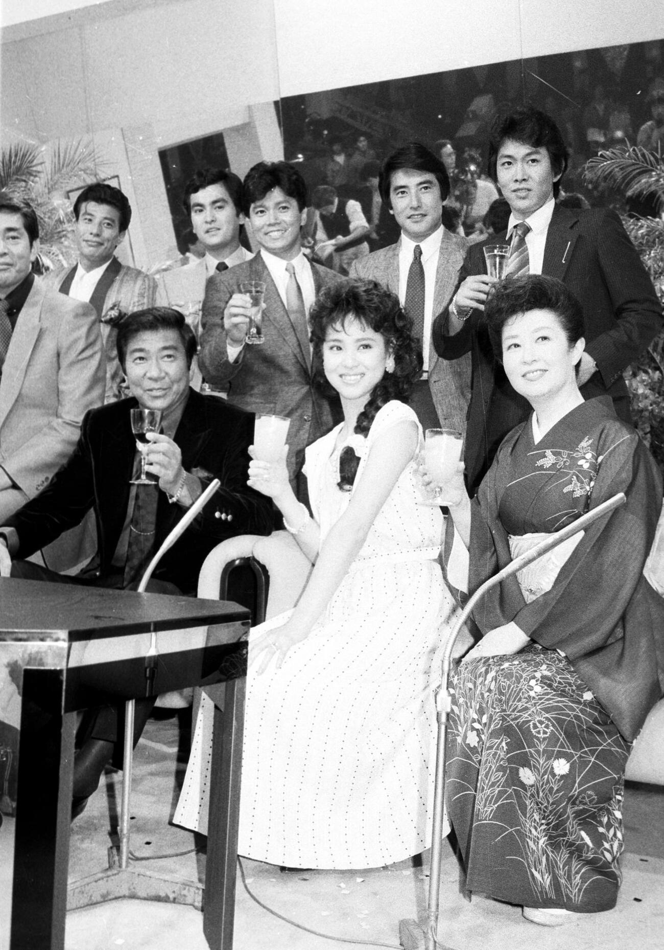 松田聖子と記念撮影する石原軍団。前列左から渡哲也さん、石原裕次郎さん、松田聖子、森光子さん。後列左から舘ひろし、石原良純、峰竜太、神田正輝（1985年5月撮影）