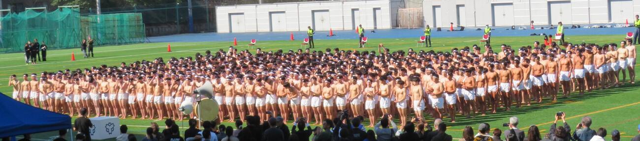 日体大の「エッサッサ100周年記念イベント」に参加した現役学生と卒業生ら