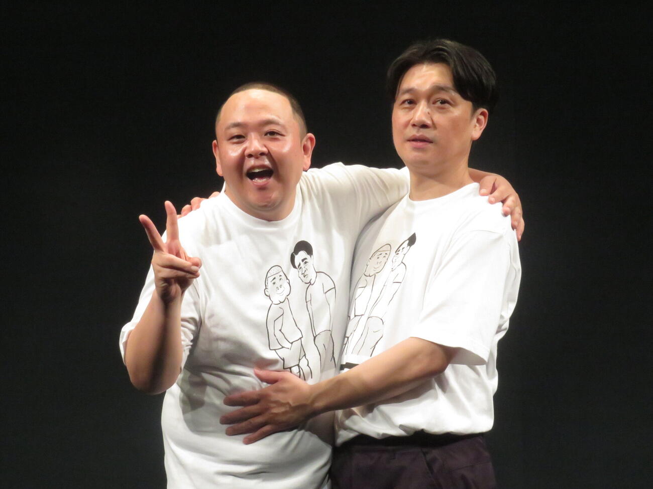 10日連続全16公演の単独ライブが始まったサルゴリラの赤羽健壱（左）と児玉智洋