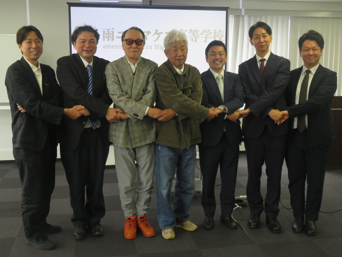 広域通信高校「雨ニモマケズ高等学校」の説明会出席者たち。左から大﨑史丸校長補佐、タイチ・フォックス副校長、広井王子副校長、大﨑洋校長、新谷耕平理事長、福田晃一特別教授、白石直也校長代理