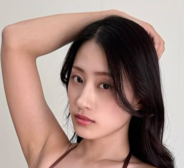 ひもビキニ姿で「令和最強のメリハリボディー」を披露した澄田綾乃（澄田綾乃のインスタグラムから）