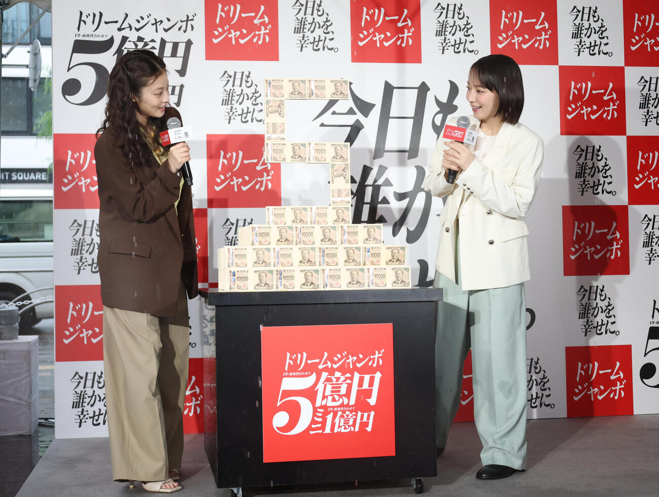 「ドリームジャンボ宝くじ」「ドリームジャンボミニ」発売記念イベントで5億円ダミー台に驚く今田美桜（左）と吉岡里帆（撮影・増田悦実）