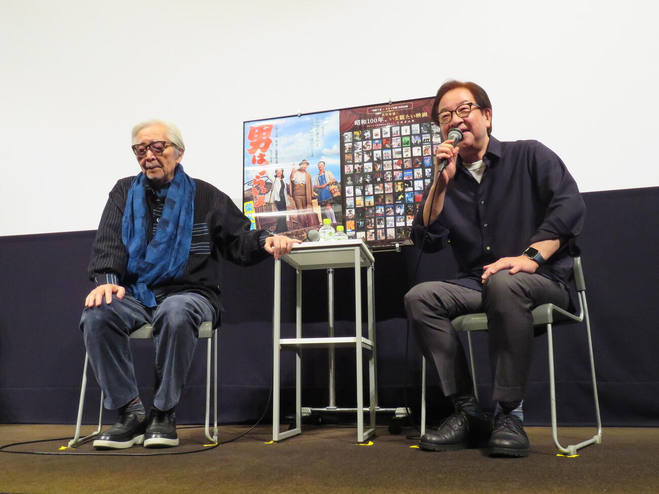 邦画5社×新文芸坐『名作発掘！　昭和100年、いま観たい映画～新文芸坐編～』特集上映」の「男はつらいよ　柴又慕情」上映後のトークで対談した山田洋次監督（左）と阿部勉監督（撮影・村上幸将）
