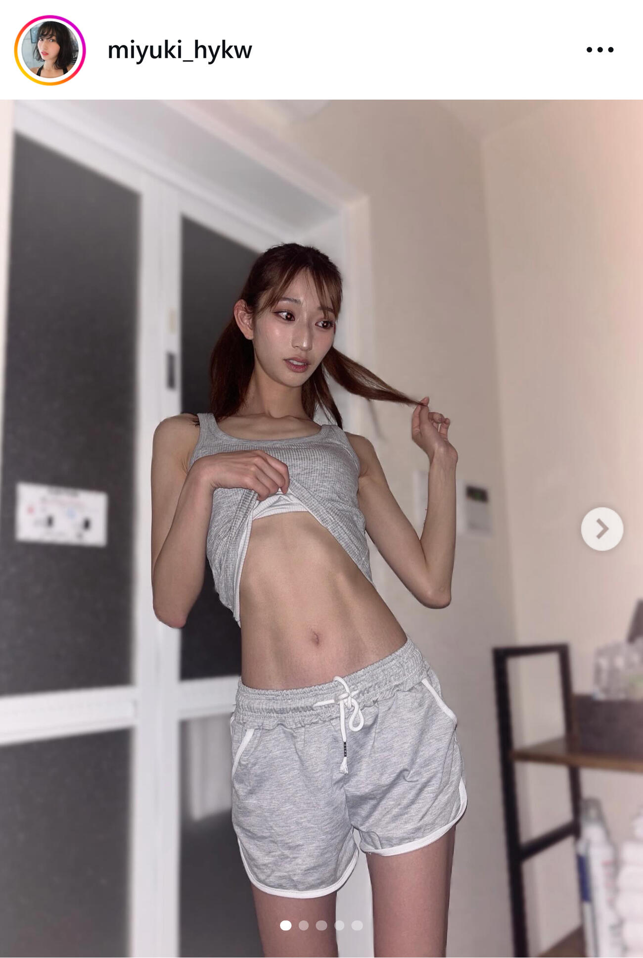 バキバキ腹筋を披露（早川みゆきのインスタグラムから）