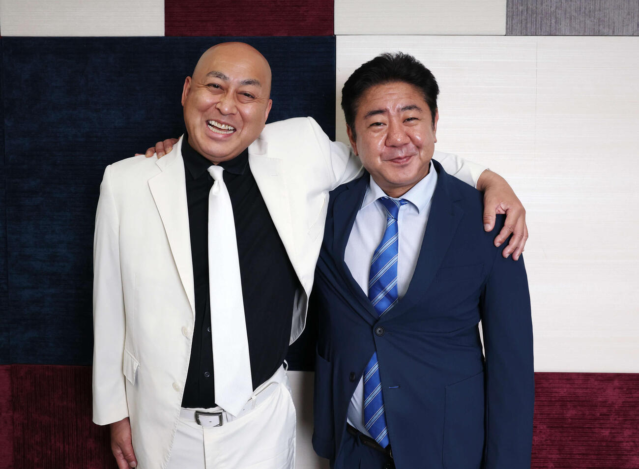 錦鯉独演会2026「その男、バカにつき」を開催する錦鯉は肩を組み笑顔を見せる（撮影・増田悦実）