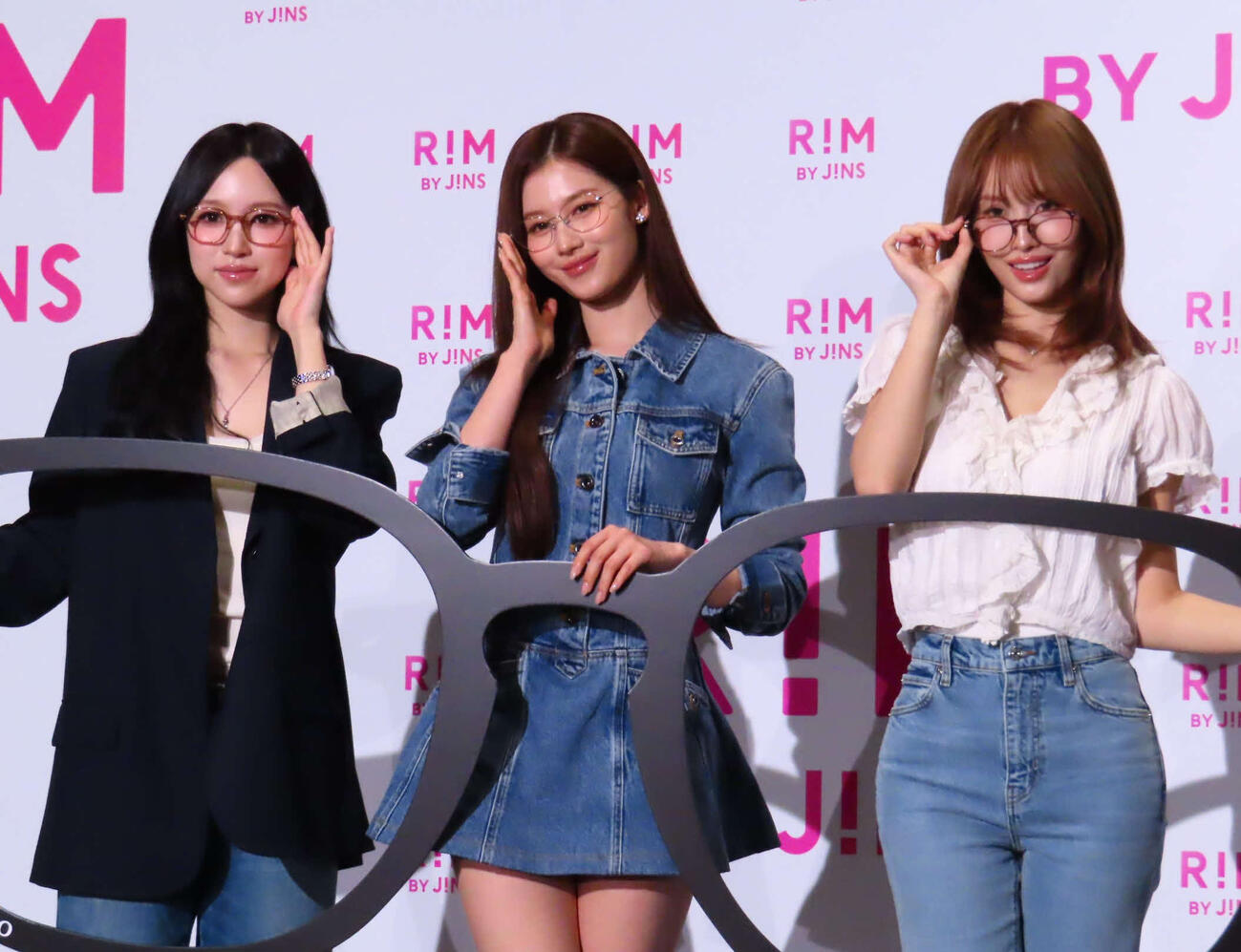 「RIM loves MISAMO Ambassador　＆　Pop－up Launch Event」に出席したMISAMO。左からMINA、SANA、MOMO＝2026年5月1日