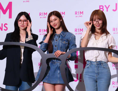 MISAMO、メガネ姿で大人な表情披露　互いに選び合いMINA「私のことをちゃんと見てくれている」