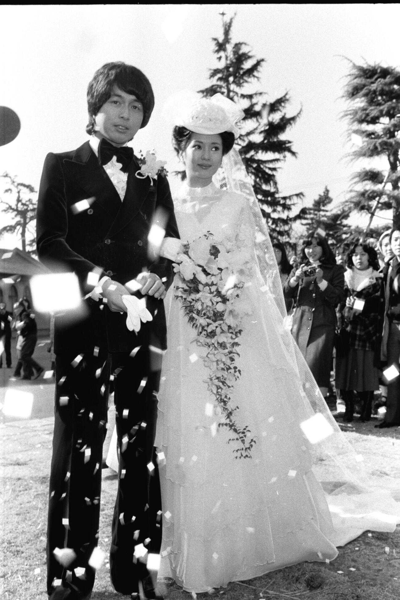 1977年、結婚式での中村雅俊と五十嵐淳子さん