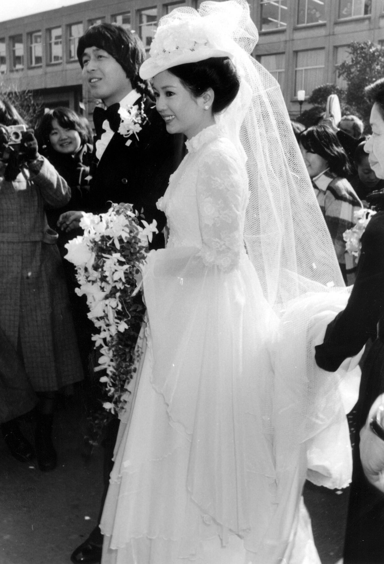 1977年、結婚式での中村雅俊と五十嵐淳子さん