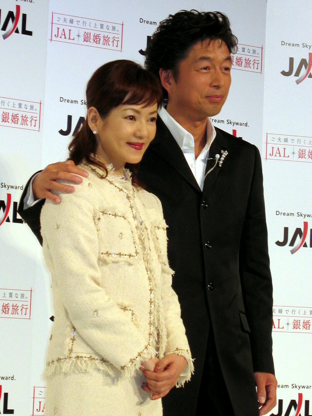 2004年、JAL銀婚旅行ベストカップル2004に輝いた中村正俊（右）と五十嵐淳子さん