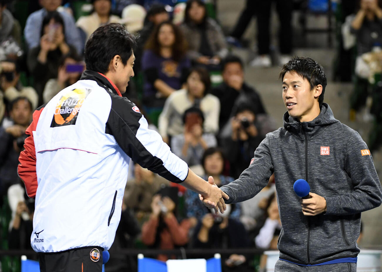 2017年11月　松岡修造（左）と握手を交わす錦織圭