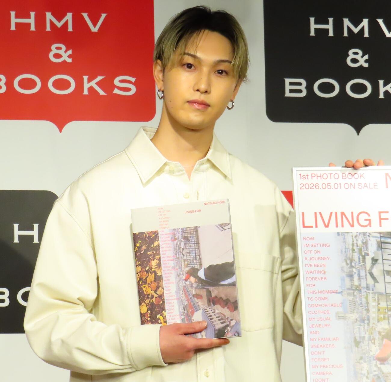 1st写真集「LIVING FOR」発売記念イベントを開催した堀夏喜