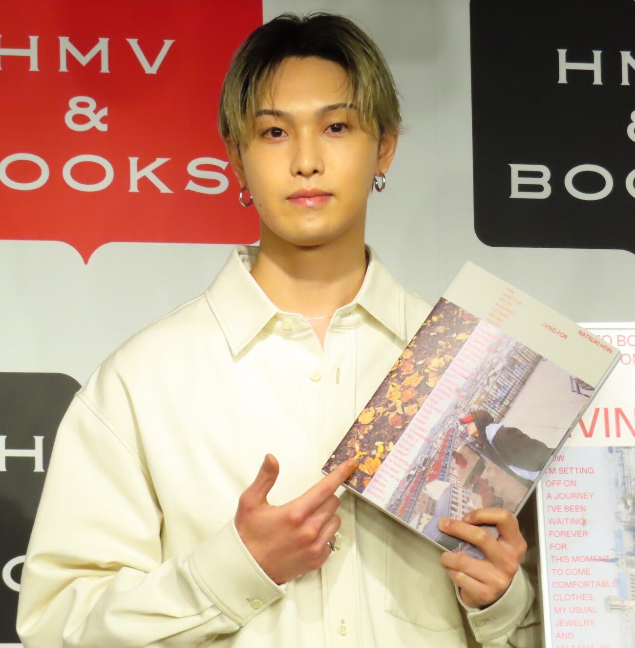 1st写真集「LIVING FOR」発売記念イベントを開催した堀夏喜