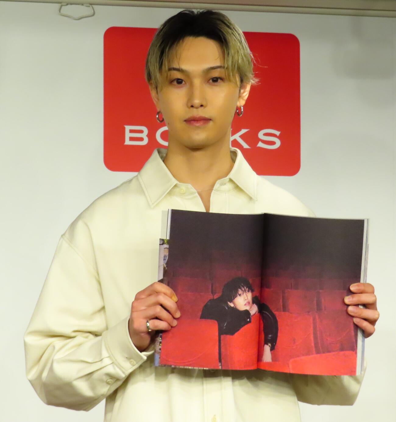 1st写真集「LIVING FOR」発売記念イベントを開催した堀夏喜