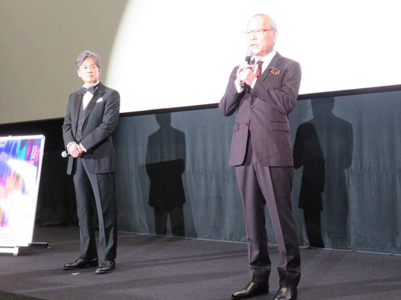 映画「ミステリー・アリーナ」横浜国際映画祭舞台あいさつに登壇した唐沢寿明（左）と神康幸プロデューサ－（撮影・村上幸将）
