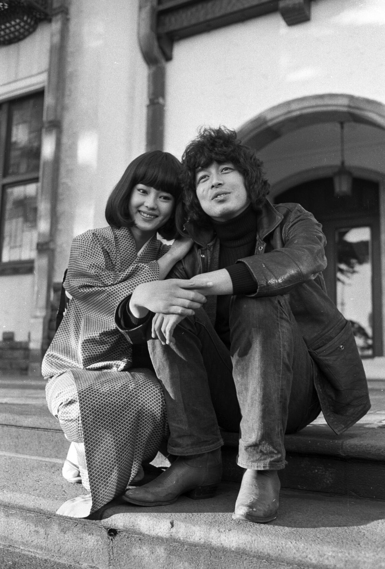 1976年、婚約を発表した中村雅俊と五十嵐淳子さん
