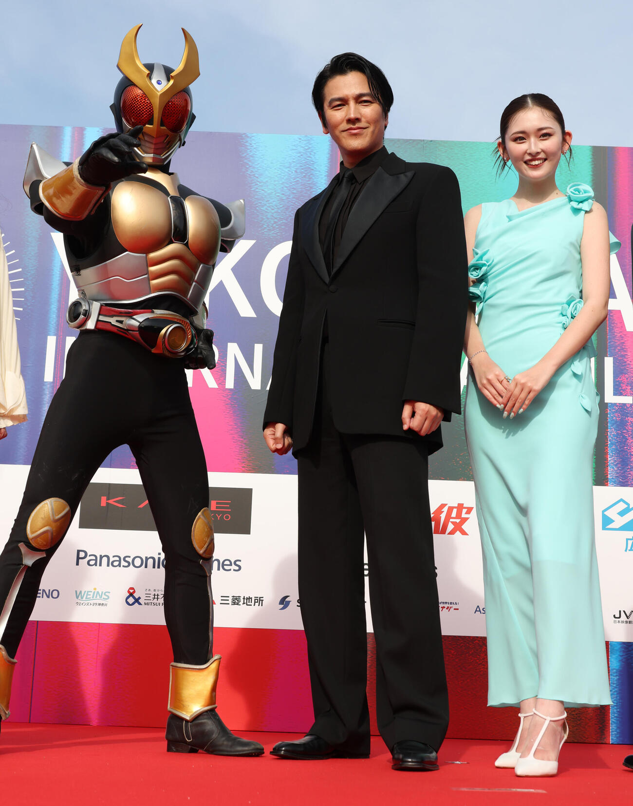 横浜国際映画祭に登壇した、左から仮面ライダーアギト、要潤、ゆうちゃみ（撮影・中島郁夫）