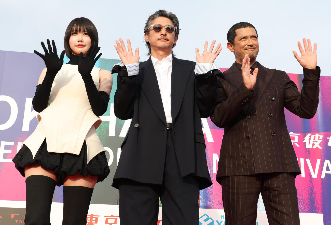 横浜国際映画祭に登壇した、左からあの、窪塚洋介、池内博之（撮影・中島郁夫）