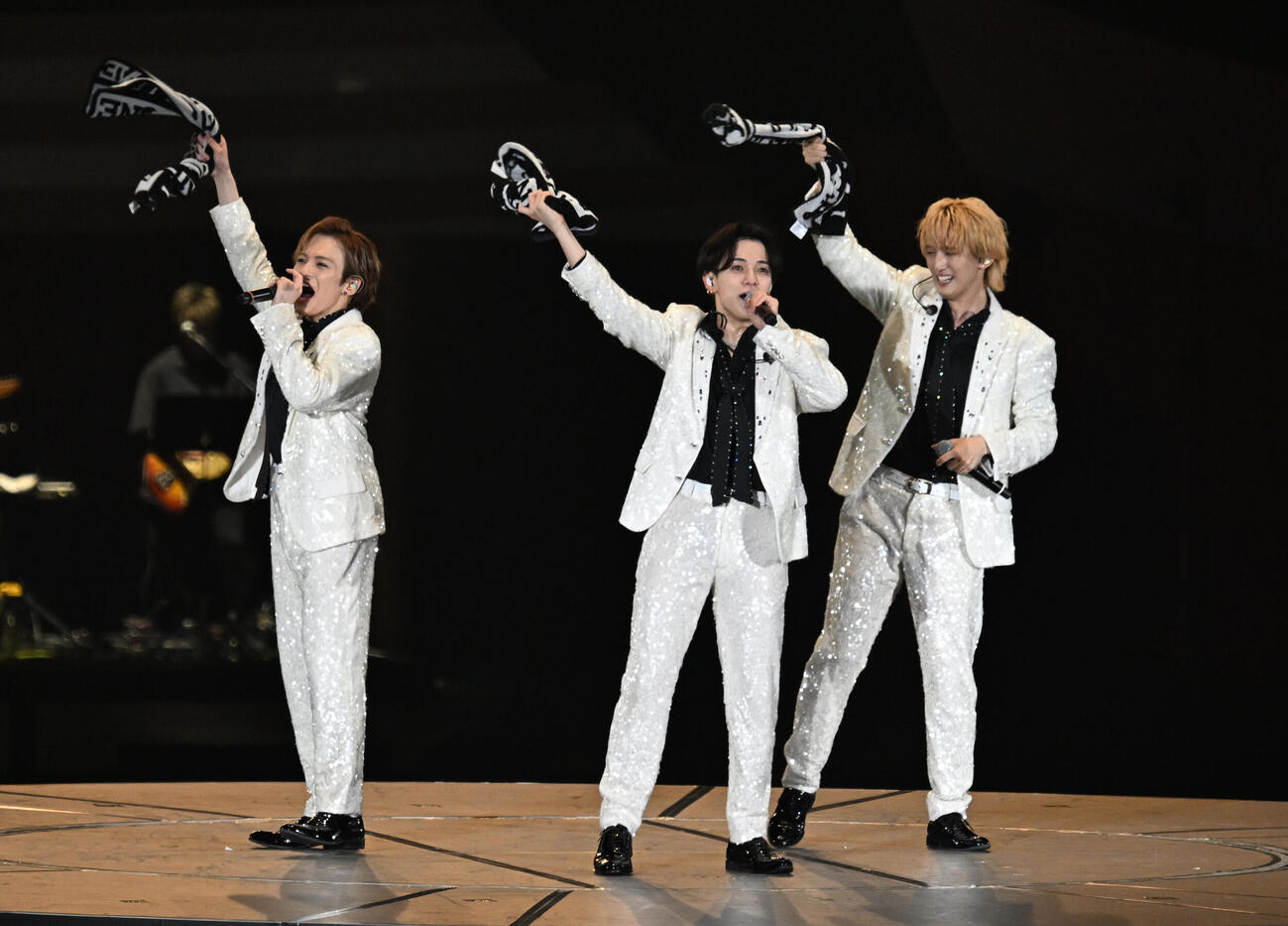 「アイドル音楽フェスThe ONE～一音一生～」で歌唱する、Travis Japanの左から松倉海斗、宮近海斗、川島如恵留（撮影・千葉一成）