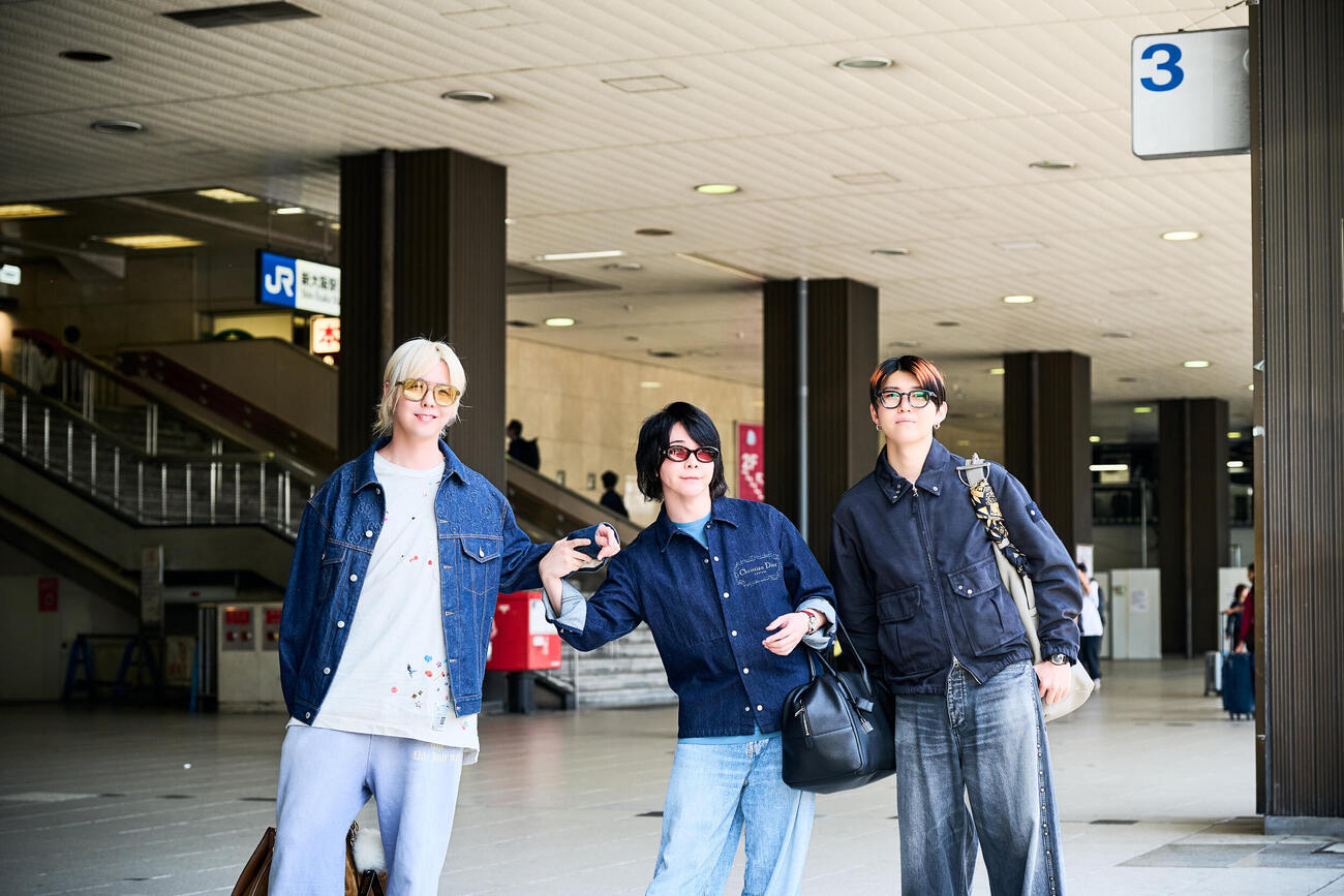 大阪入りしたMrs．GREEN APPLE。左から藤澤涼架、大森元貴、若井滉斗