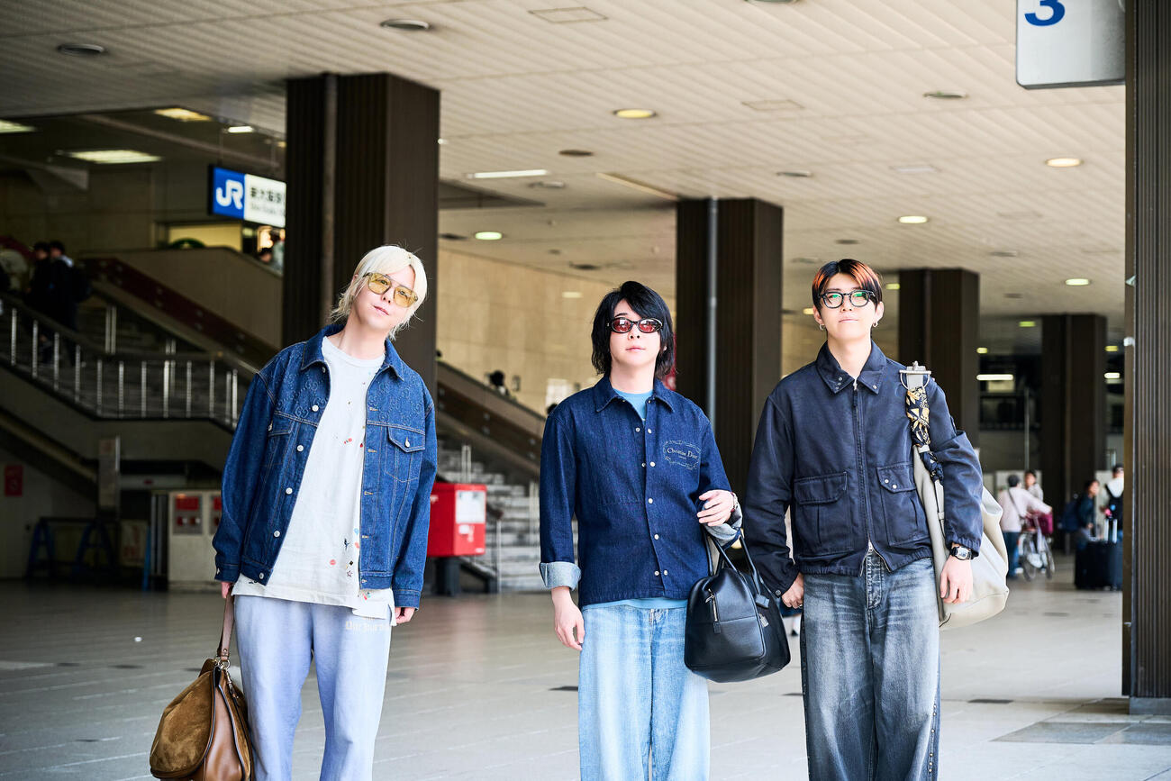 大阪入りしたMrs．GREEN APPLE。左から藤澤涼架、大森元貴、若井滉斗