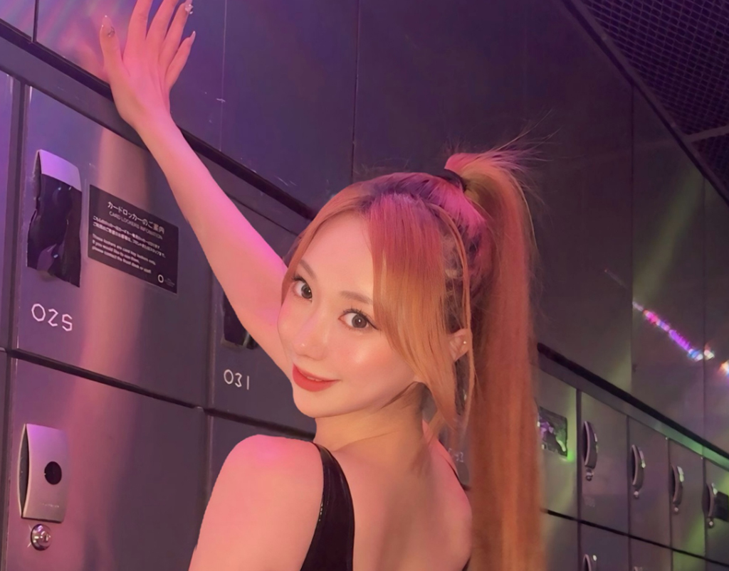 セクシーエナメルコス＆網タイツ姿を披露したYUYU（「CYBERJAPAN DANCERS」YUYUのインスタグラムから）