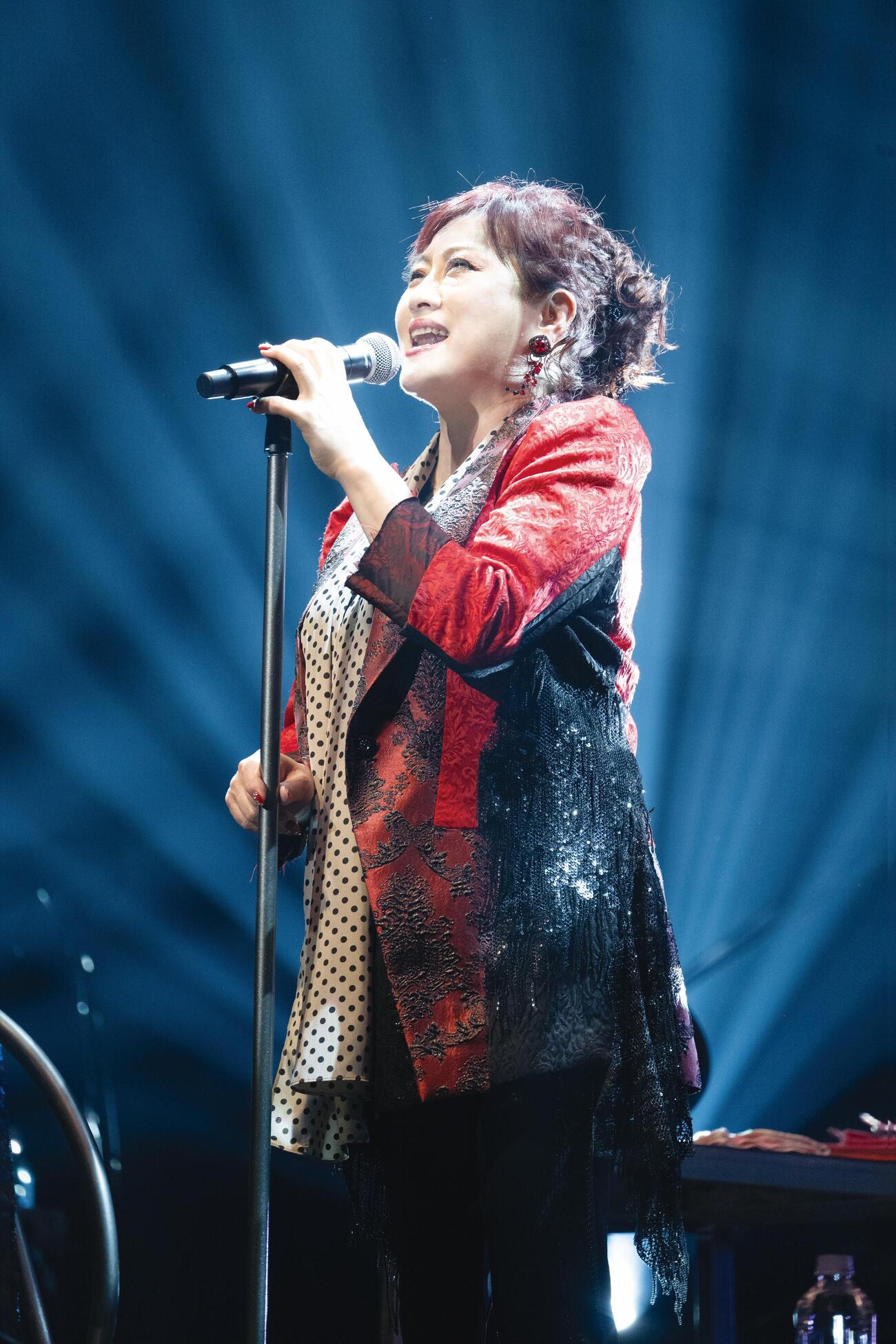 「渡辺美里　ULTRA POPスペシャル～じゃじゃ馬40th～」で歌唱する渡辺美里（森島興一氏撮影）