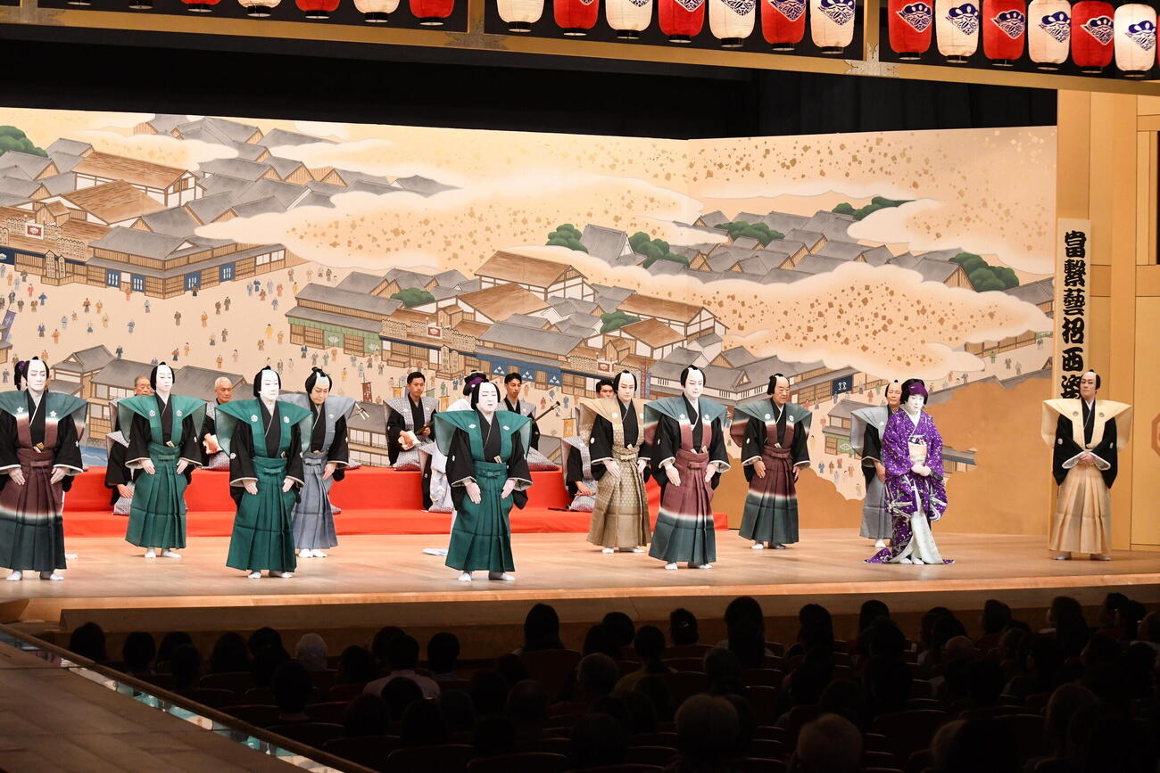 大阪松竹座さよなら公演「御名残五月大歌舞伎」の「當繋藝招西姿繪（つなぐわざおぎにしのすがたえ）」で勢揃いした出演者（撮影・阪口孝志）