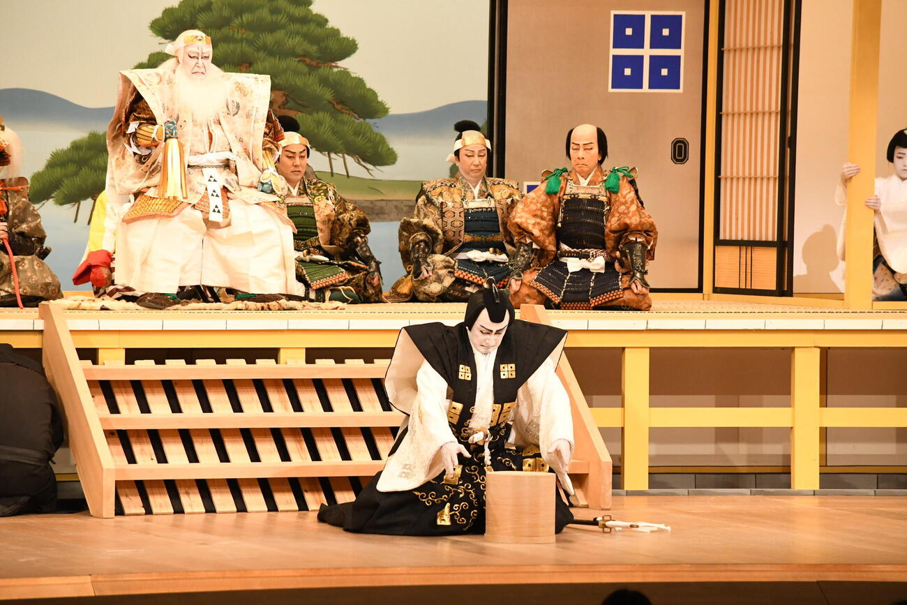 大阪松竹座さよなら公演「御名残五月大歌舞伎」の「近江源氏先陣館　盛綱陣屋」に出演した片岡仁左衛門（手前）（撮影・阪口孝志）