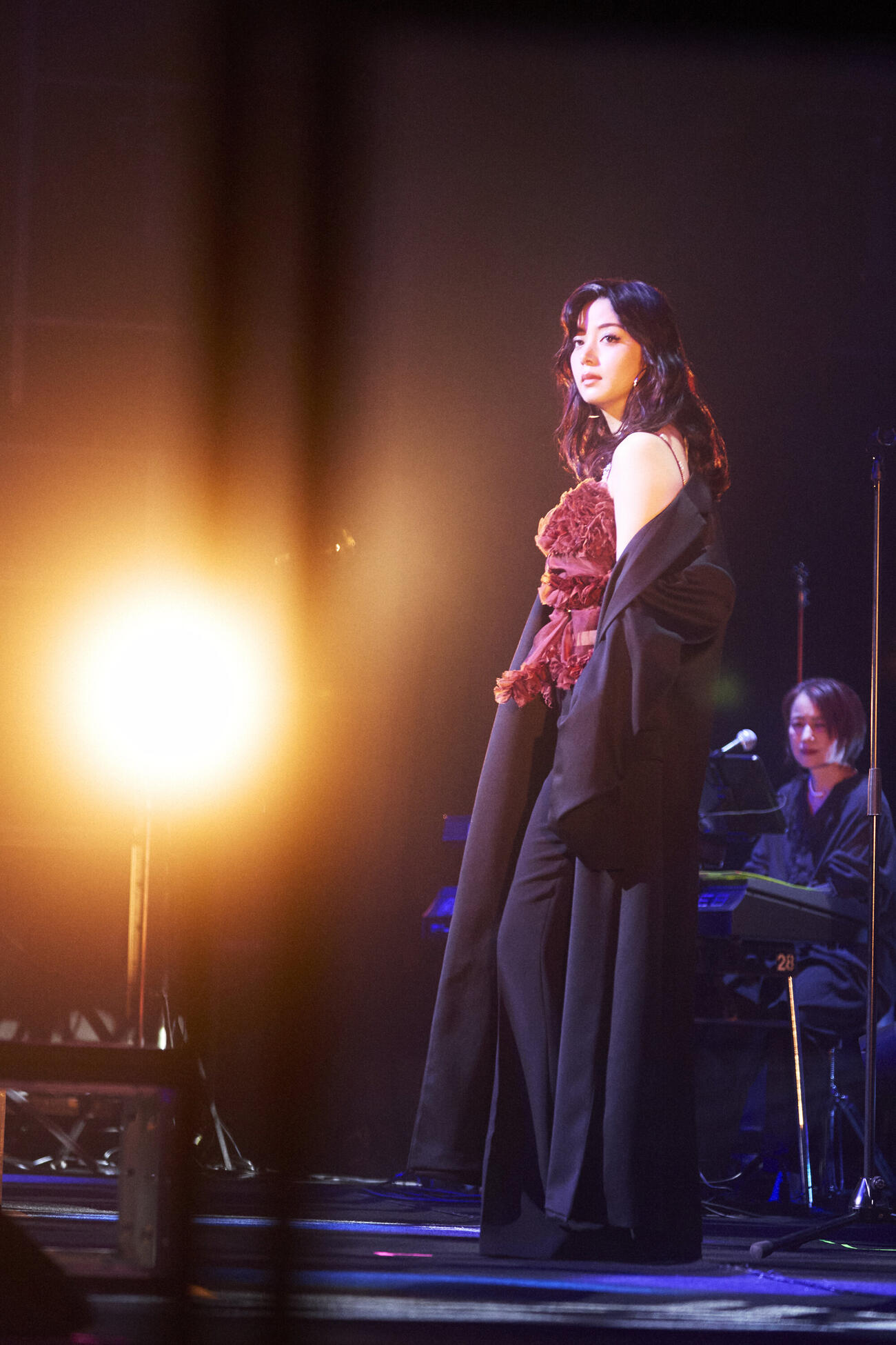 アーティスト“ELAIZA”として初のライブツアーの東京公演で歌う池田エライザ