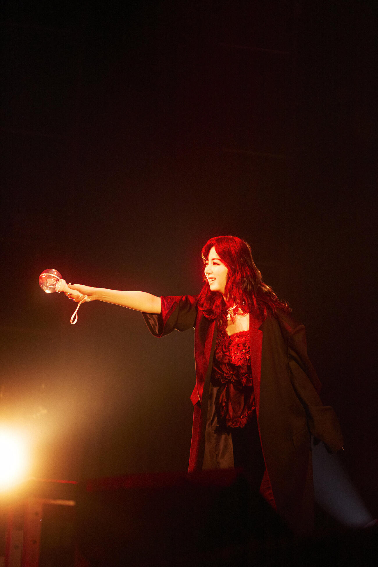 アーティスト“ELAIZA”として初のライブツアーの東京公演で歌う池田エライザ